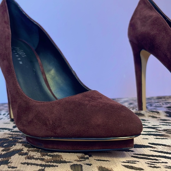 LORD + TAYLOR   |  424 FIFTH  |  BURGUNDY SUEDE 4” LADIES PUMP - Picture 2 of 7